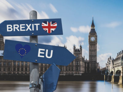 Big Ben en Reino Unido con unos carteles con flechas que señalan el camino al Brexit y a Europa