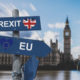 Big Ben en Reino Unido con unos carteles con flechas que señalan el camino al Brexit y a Europa