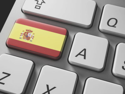 Teclado de ordenador con una tecla con la bandera de España
