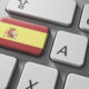Teclado de ordenador con una tecla con la bandera de España