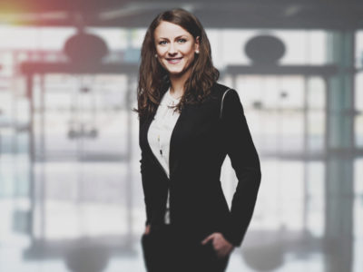 Mujer emprendedora con traje negro y camisa blanca