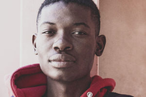 Joven negro africano con sudadera con capucha roja